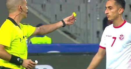 Hakem, Kararlarını Beğenmeyen Oyuncuya Düdüğünü Uzatarak Maçı Onun Yönetmesini İstedi