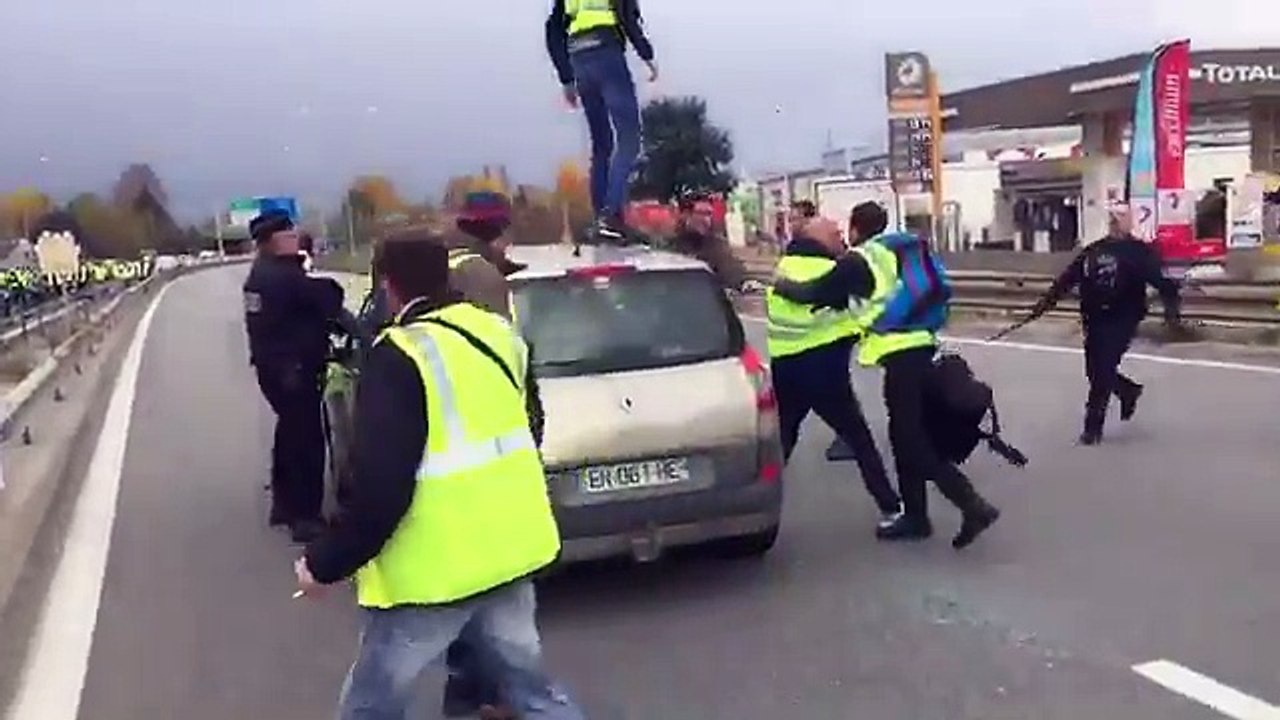 Un couple a forcé le barrage des "gilets jaunes" sur le voie rapide urbaine à Chambéry (Savoie)