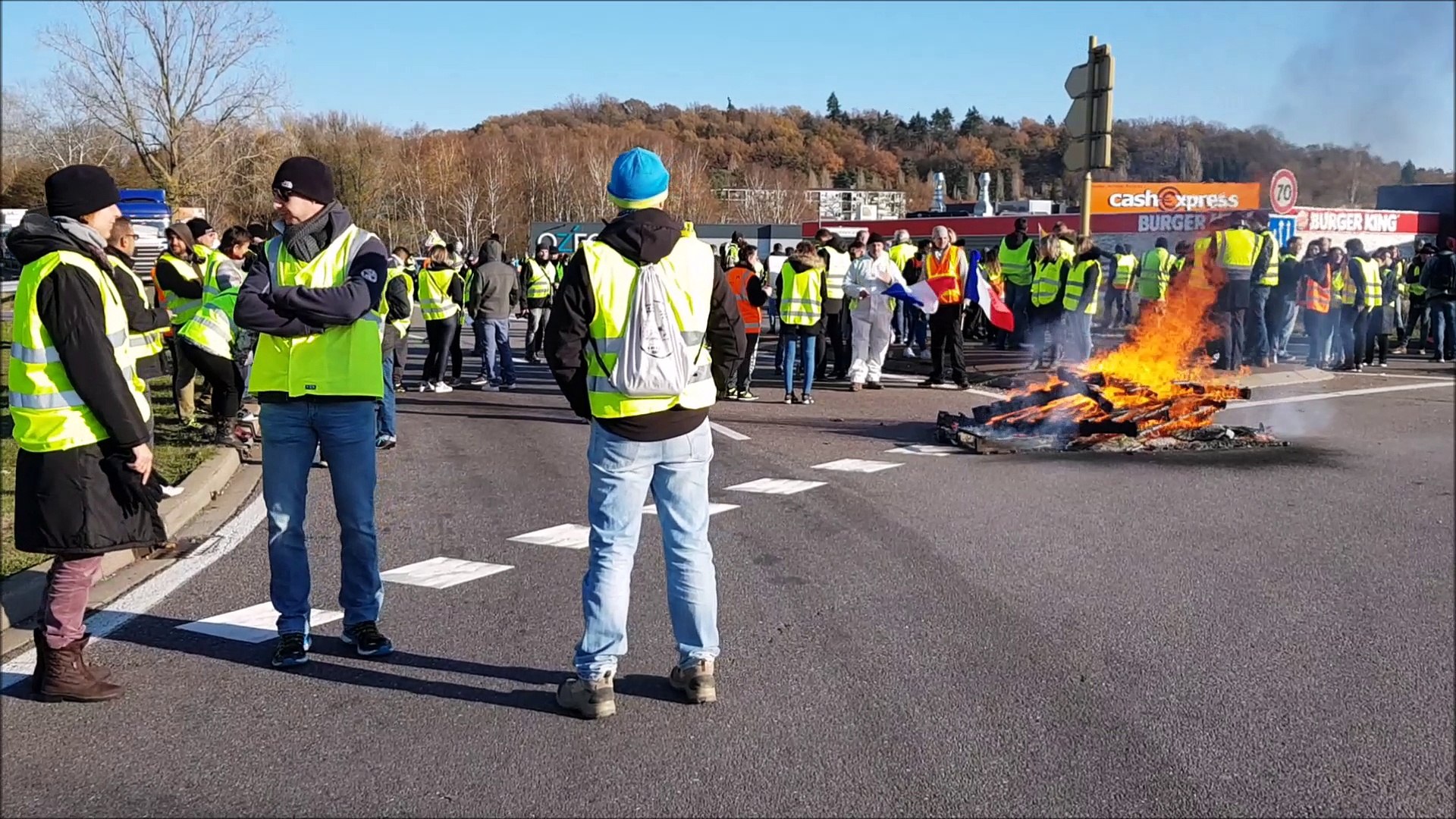 Les Gilets Jaunes Manifestent Sur Le Rond Point De Lagora à Saint Avold