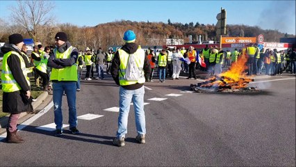 Les gilets jaunes manifestent sur le rond-point de l'Agora à Saint-Avold