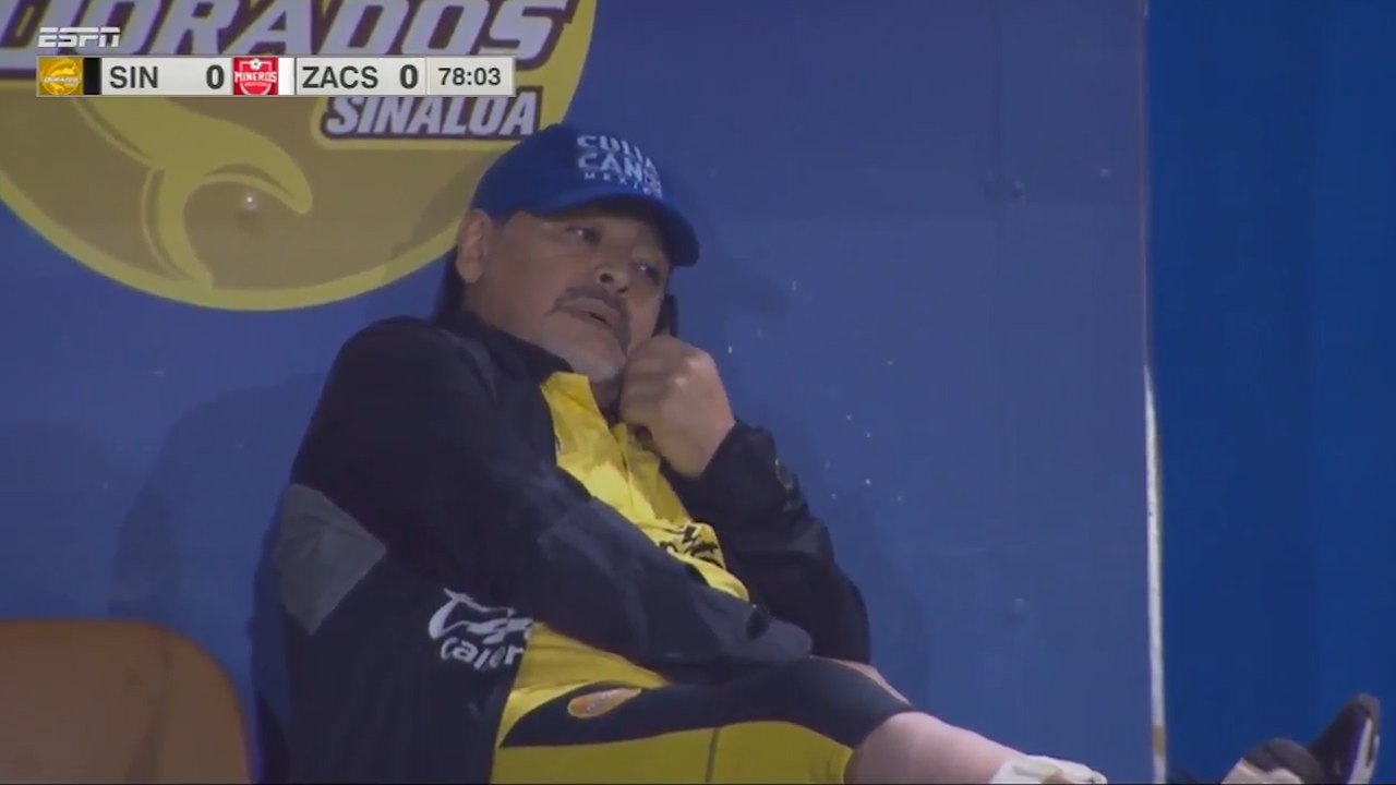 Diego Maradona répond au téléphone en plein match