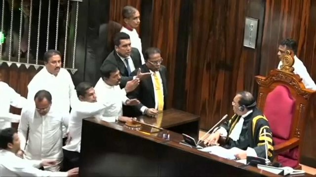 Skandal im Parlament - Abgeordnete in Sri Lanka zetteln Aufstand an