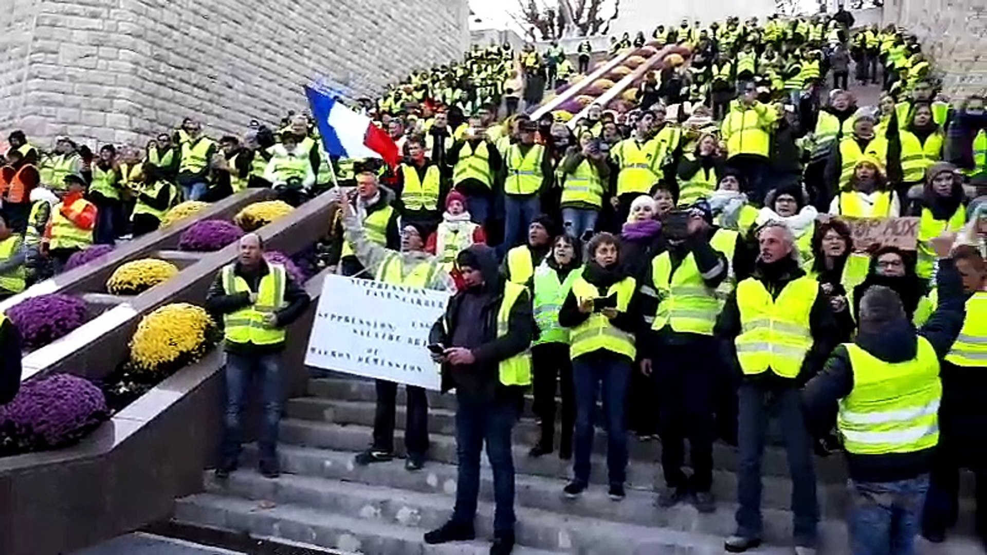 Les gilets jaunes entonnent la Marseillaise au monument de la Victoire de  Verdun - Vidéo Dailymotion