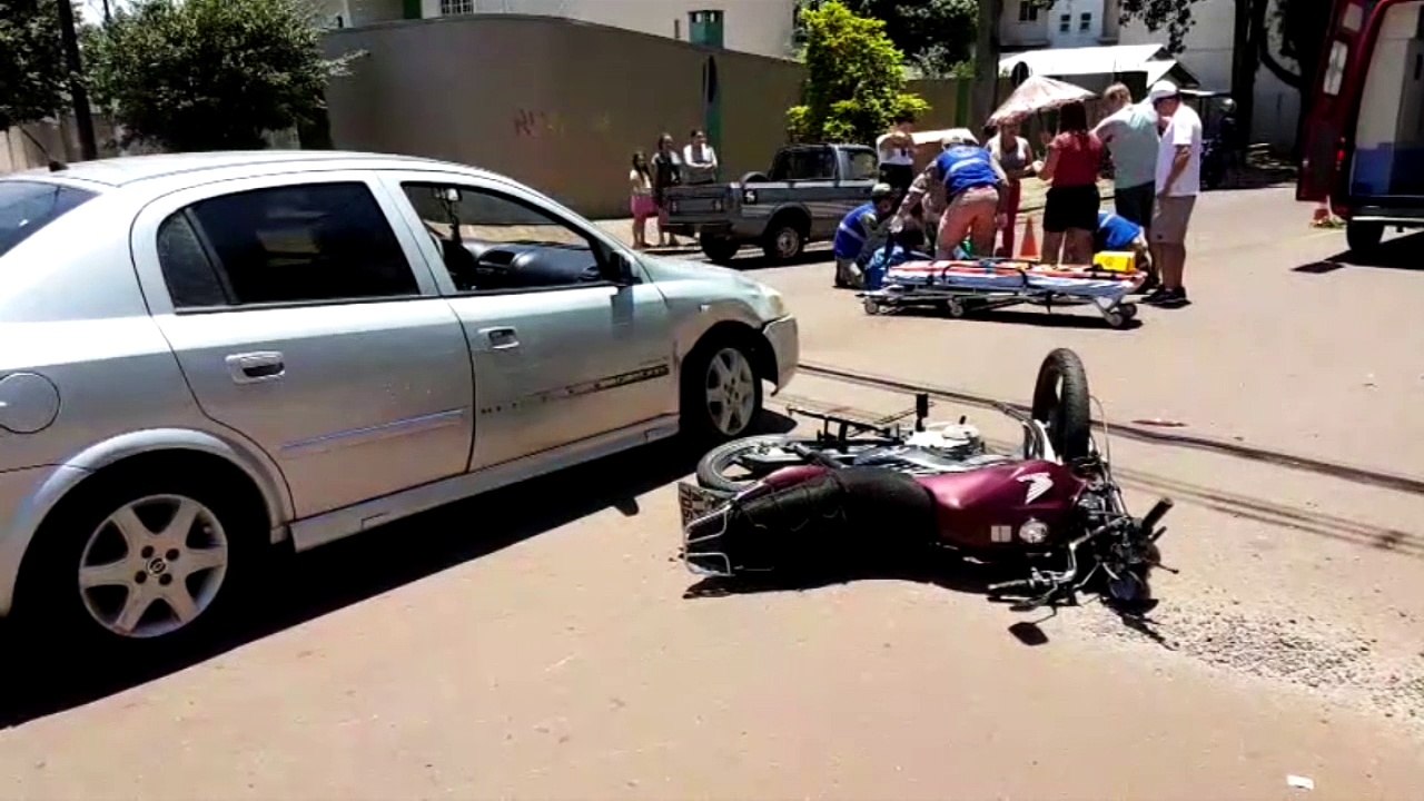 Homem se fere em colisão entre carro e moto no centro