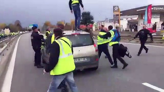 Un couple a forcé le barrage des gilets jaunes sur le voie rapide urbaine à Chambéry (Savoie)