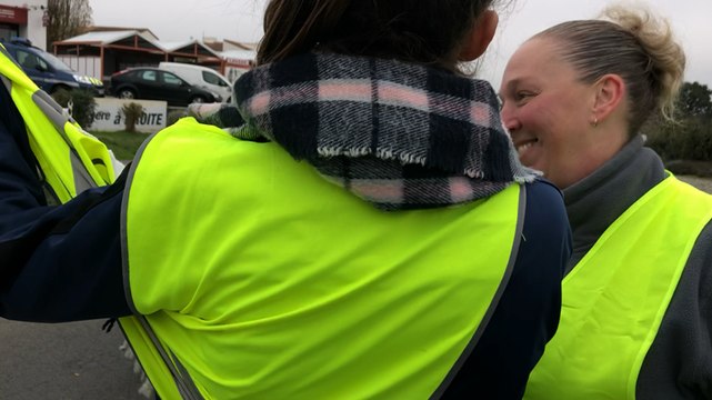 Les gilets jaunes bloquent le rond-point de l’Europe
