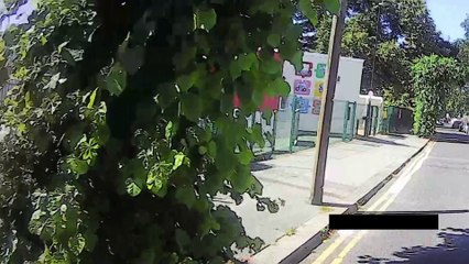 LA06 XLD dont give way and sits in midlife of the road