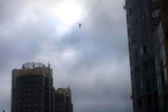 Onlarca Metre Yükseklikte Yürüyen İp Üstünde Yürüdü