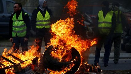 Люди в жёлтых жилетах на дорогах Франции