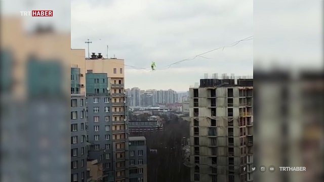 Onlarca metre yükseklikte yürüyen ip cambazı yürekleri ağza getirdi