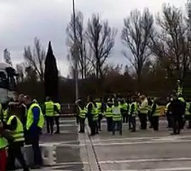 Opération GILETS JAUNES sur l'A8 au péage de LA BARQUE 17/11/2018
