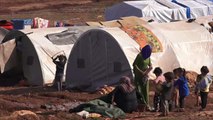 معاناة أسر عراقية على الحدود السورية التركية