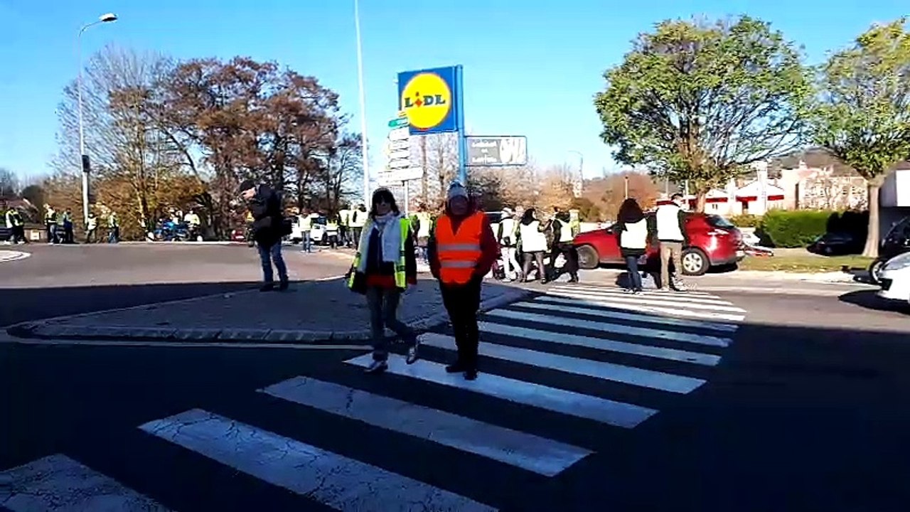 VERDUN. Les gilets jaunes tournent autour du rond point de la Galavaude pour le bloquer