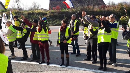 CROLLES | 10h57 : Les "gilets jaunes" de Grenoble arrivent à Crolles.