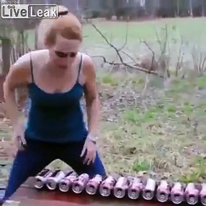 Kung Fu avec sa poitrine elle défonce des cannettes de biere