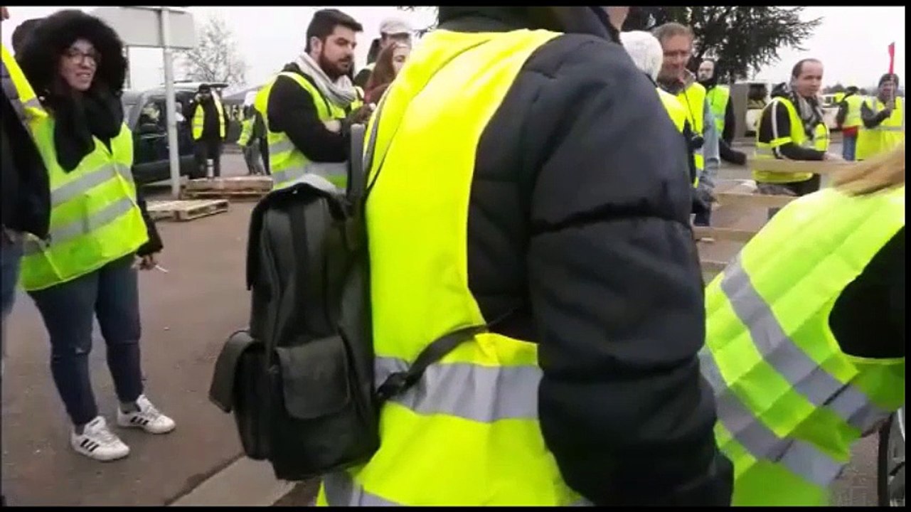 Dans le Roannais, les gilets jaunes s'expliquent avec les automobilistes