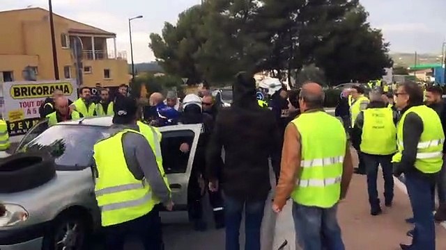 À Grasse, un conducteur renverse un policier en forçant un barrage des Gilets jaunes