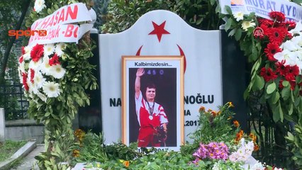Naim Süleymanoğlu, mezarı başında anıldı