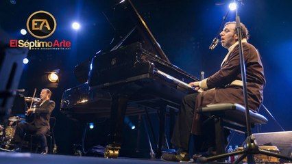 Shut Up and Play the Piano - Tráiler español (VOSE - HD)