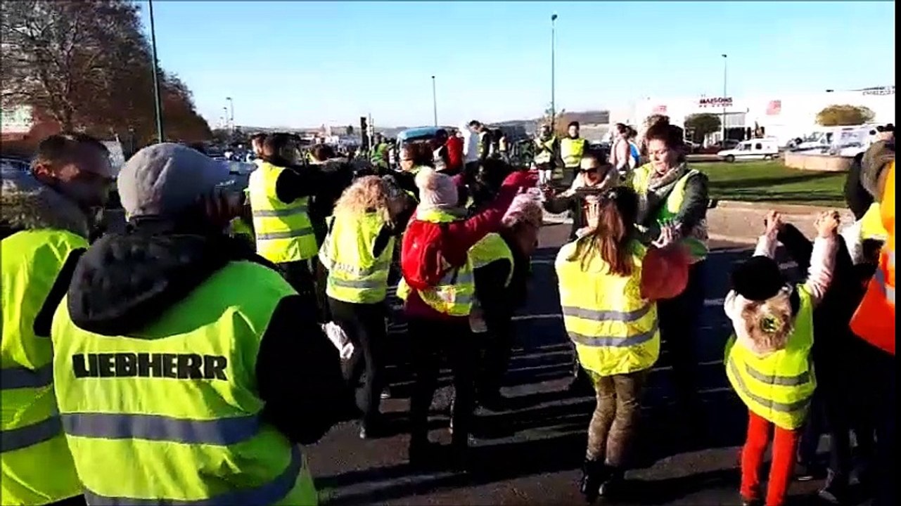 "La chenille", "Tournez les serviettes", "Cotton Eye Joe", "Le Madison". Grosse ambiance chez les Gilets Jaunes de Verdun