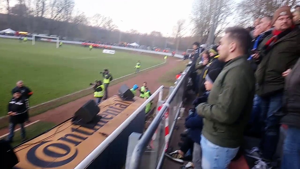 Ambiance dans les tribunes de Sarreguemines avant la séance de tirs aux buts