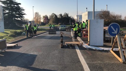 Barrage en douceur et en musique au rond-point de Bel à Sablé
