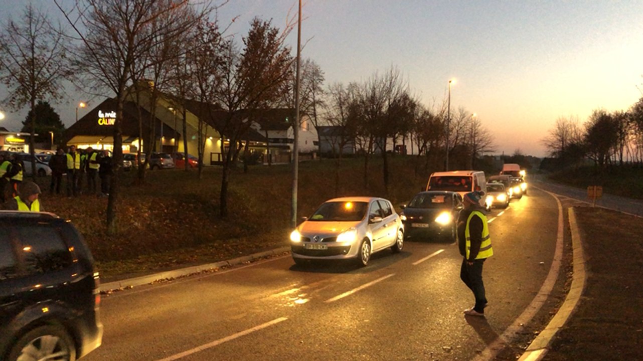 Gilets jaunes toujours mobilisés près de Laval