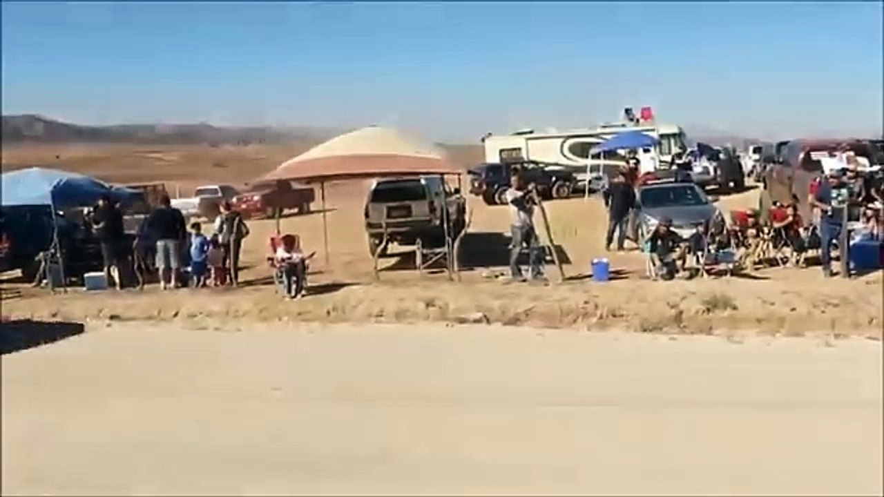Un 4x4 à contresens pendant le rallye-raid Baja...