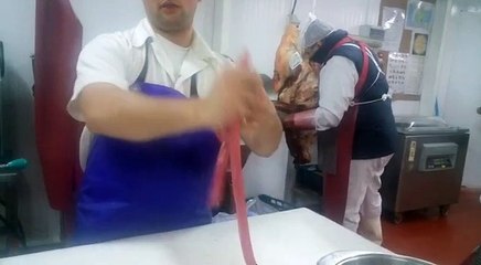 Atar salchicha de ternera paso a paso /atar de 3 en 3/ el taller del carnicero