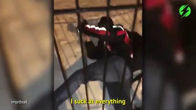 Il trouve un homme coincé dans une grille en métal... Mais comment il a fait son compte???