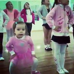 Cette fillette est une futur star de la danse... C'est certain