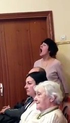 Cette prof de chant est à fond pour soutenir ses élèves
