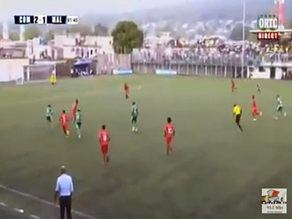 شاهد... لقطة طريفة لمعلق مباراة جزر القمر ومالاوي