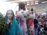 Baloch girls dancing on Balochi wedding song / Man banora singaran