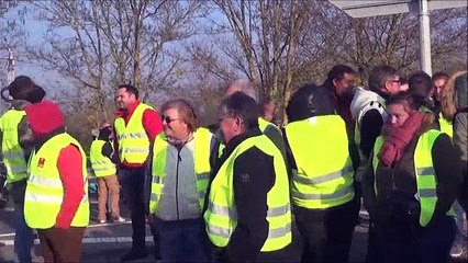 Les gilets jaunes bloquent à Auxerre