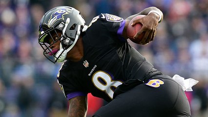 Lamar receives standing ovation as he takes field