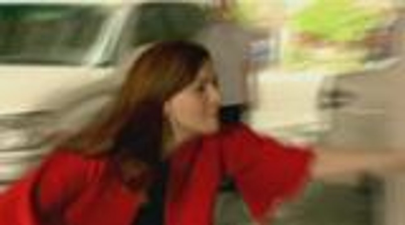 Lucille, sinaktan si Laura