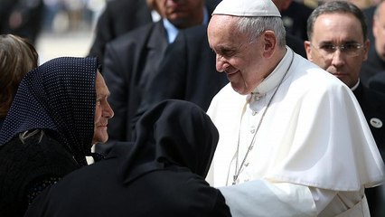 Il Papa in Bulgaria: "Rifugiati e migranti portano la croce"