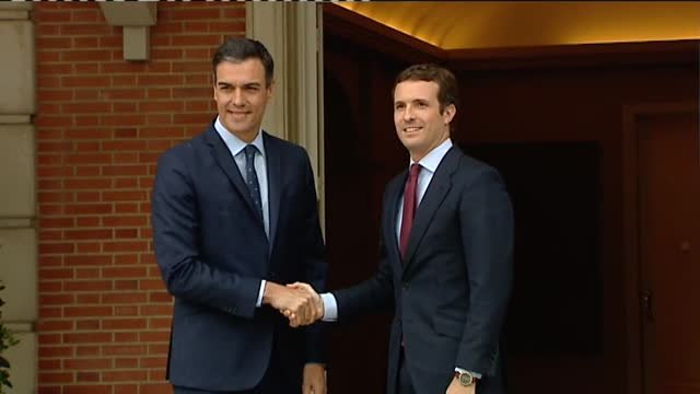 Sánchez recibe a Casado en La Moncloa con un apretón de manos