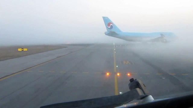 Vivez l'atterrissage d'un avion de ligne en mode automatique à l'aveugle en plein brouillard