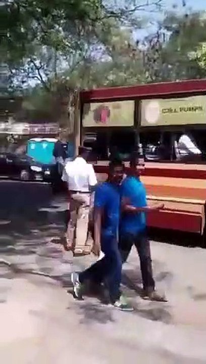 Un policier bloque le traffic pour faire traverser... un chien