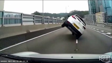 Un automobiliste se fait doubler par une voiture sur 2 roues... Dingue