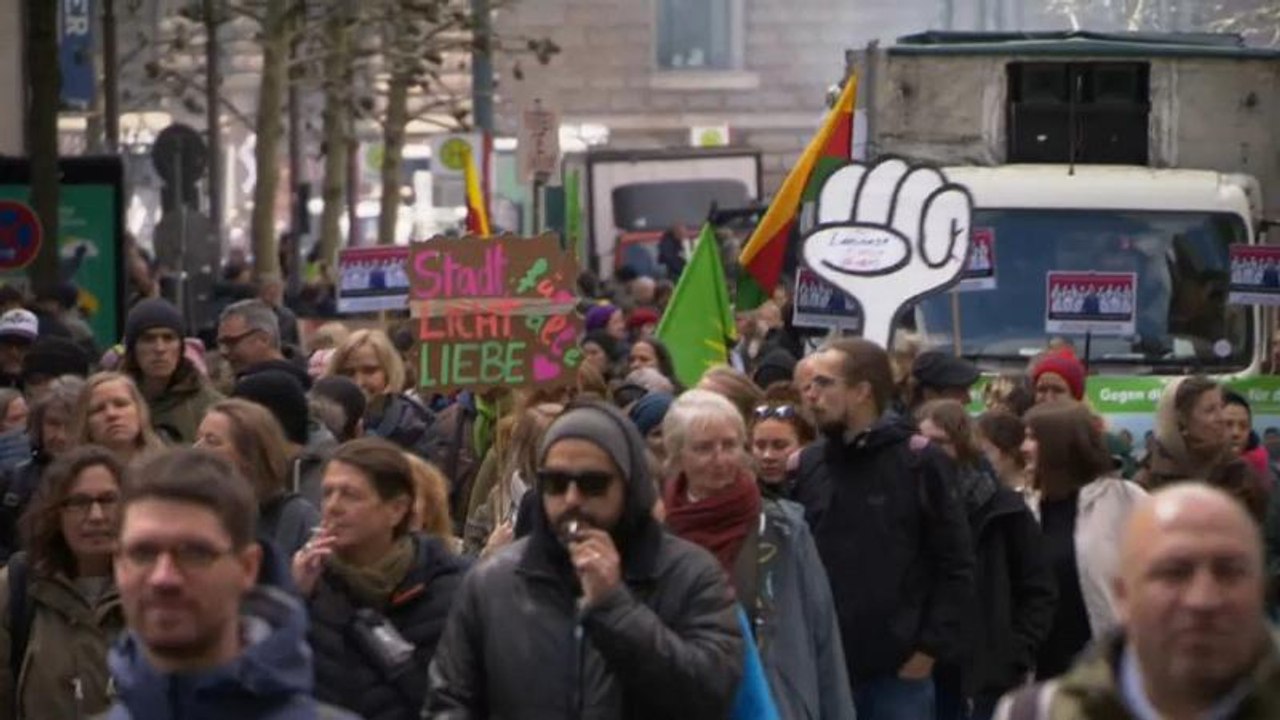Demo in Hamburg: 'Miethaie zu Fischbrötchen'
