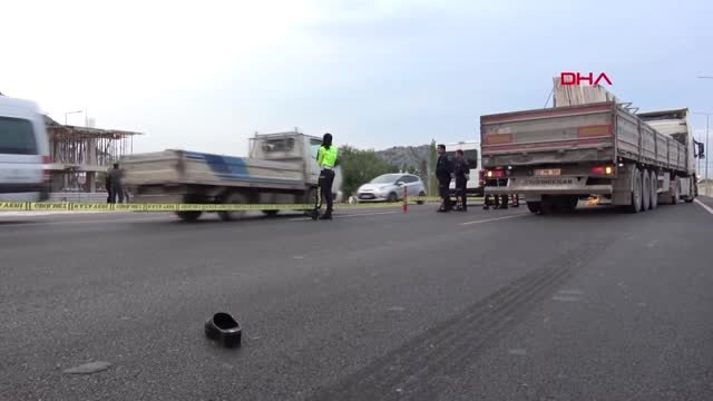 Antalya Kulaklıkla Müzik Dinleyerek Yolun Karşısına Geçmek İsterken Tır'ın Altında Can Verdi