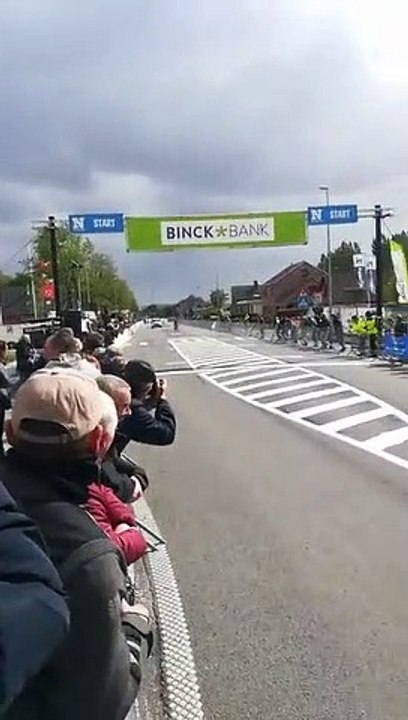 Un coureur cycliste fait une pause avant la ligne darrivée