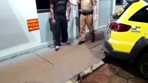 Rapaz é detido por embriaguez após bater carro contra poste