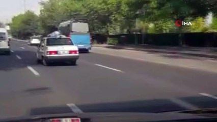 Canını hiçe sayarak otomobilin koltuğu yerine, üzerinde yolculuk yaptı