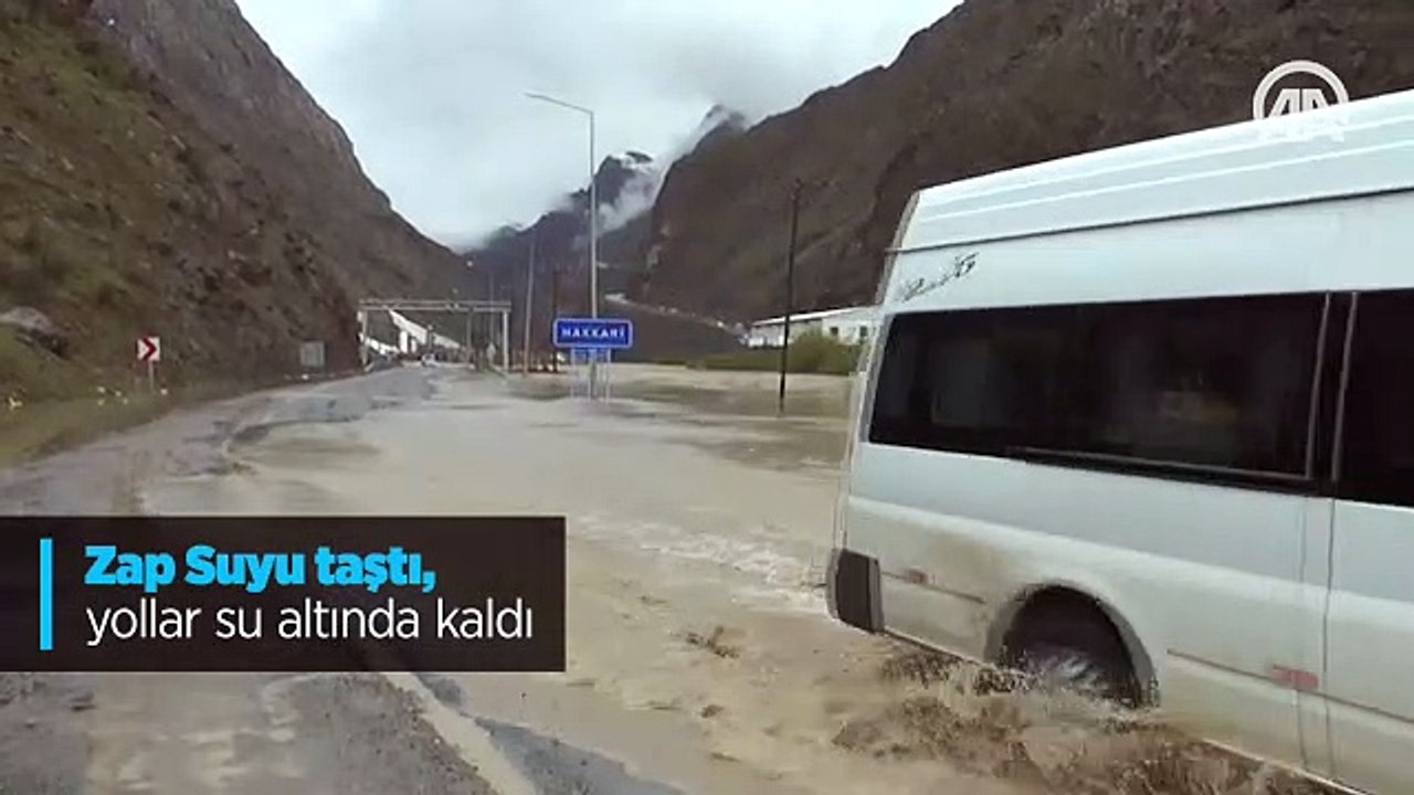 Zap Suyu taştı, yollar su altında kaldı