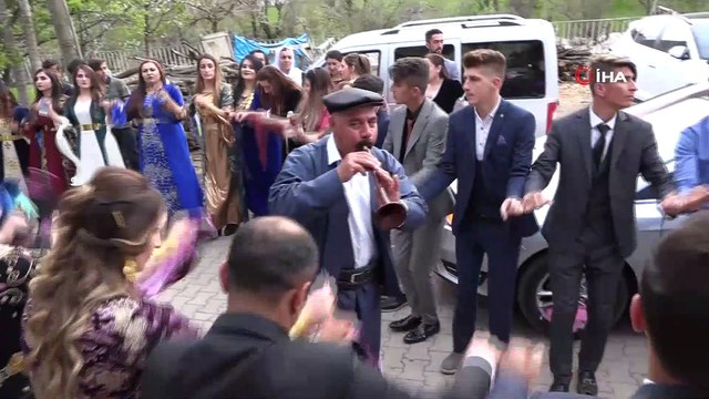 Aşiret düğününde damada 200 bin lira, geline 1 kilo altın takıldı