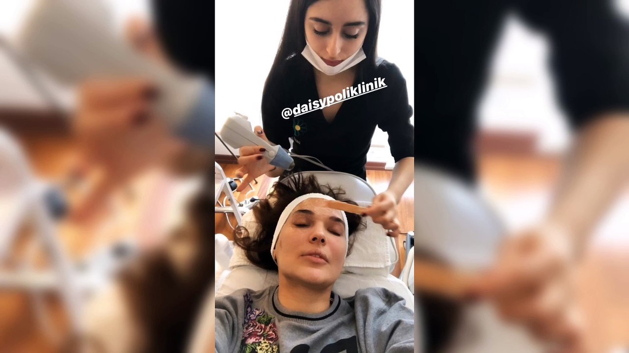 Demet Akalın "Acı Var Mı Acı!" Bakım Yaptırdı ve Doktoru İle Çok Eğlendi! | Demet Akalın'ın İnstagram Hikayesi #Enmedya